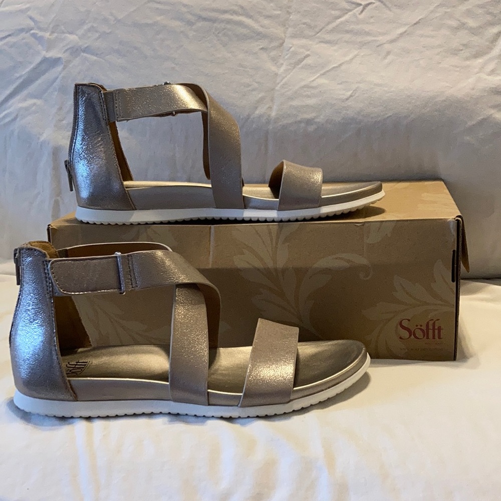 SÖFT SILVER LEATHER SANDALS size 9